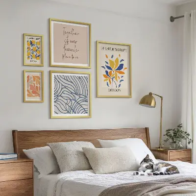 Wanddecoratie met compositie bloemmotieven en Londense inscripties