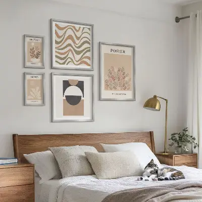 Wanddecoratie compositie met stijlvolle plantabstracties