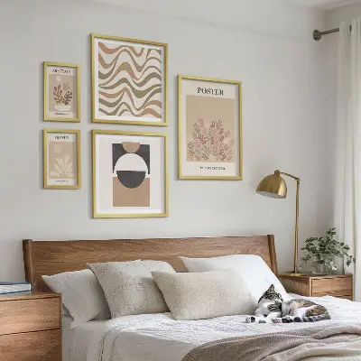 Wanddecoratie compositie met stijlvolle plantabstracties