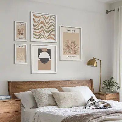 Wanddecoratie compositie met stijlvolle plantabstracties
