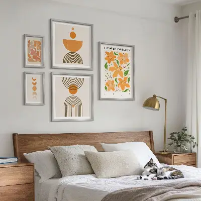 Moderne schilderijen set met stijlvolle bloemen en geometrische patronen
