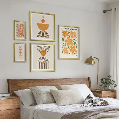 Moderne schilderijen set met stijlvolle bloemen en geometrische patronen