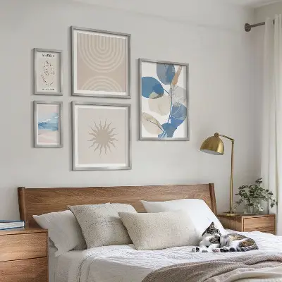 Gallery wall met stijlvolle abstracte planten