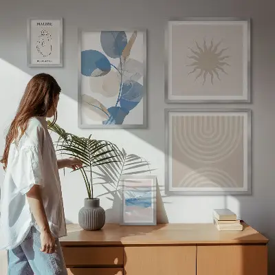 Gallery wall met stijlvolle abstracte planten