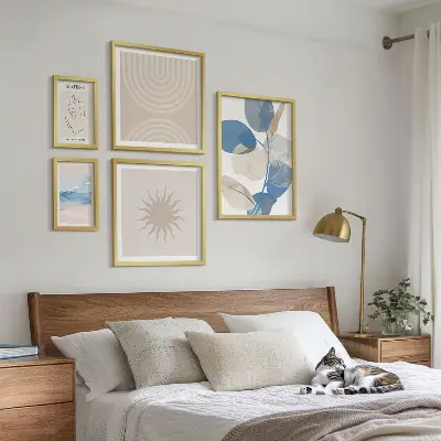 Gallery wall met stijlvolle abstracte planten