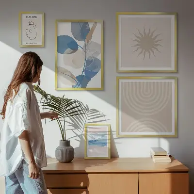 Gallery wall met stijlvolle abstracte planten