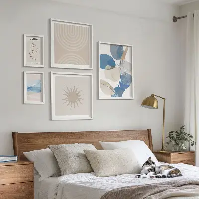 Gallery wall met stijlvolle abstracte planten