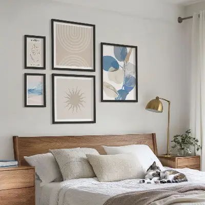 Gallery wall met stijlvolle abstracte planten