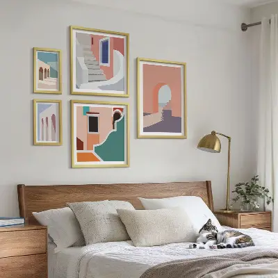 Galerijwand architectonische afbeeldingen in pastelkleuren