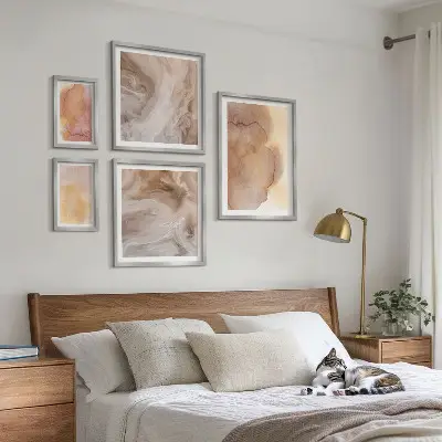 Gallery wall met warme, kleurrijke aquareltexturen