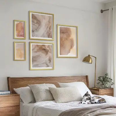 Gallery wall met warme, kleurrijke aquareltexturen