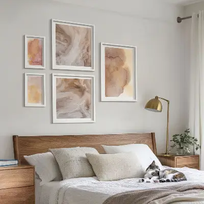 Gallery wall met warme, kleurrijke aquareltexturen