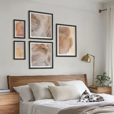 Gallery wall met warme, kleurrijke aquareltexturen