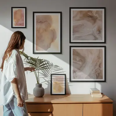 Gallery wall met warme, kleurrijke aquareltexturen