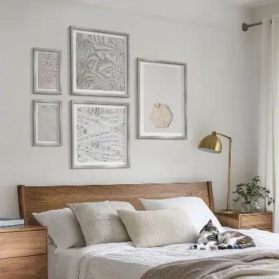 Gallery wall met lichte boho zandtexturen