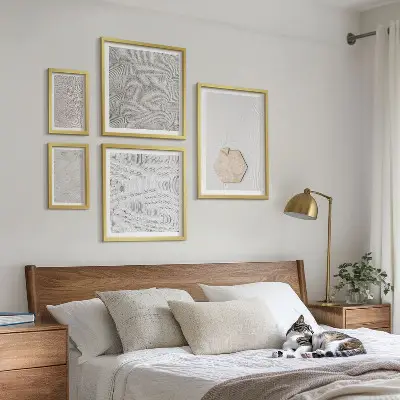 Gallery wall met lichte boho zandtexturen
