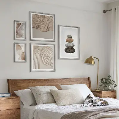 Wanddecoratie met abstracte compositie in pastelkleurige vormen