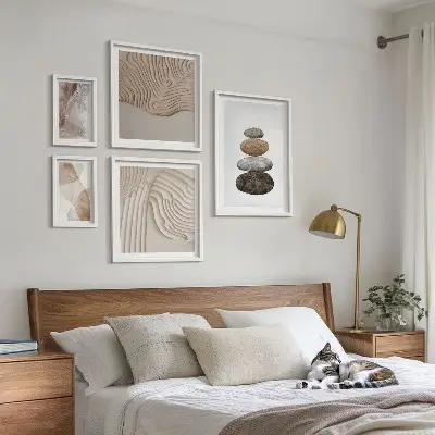 Wanddecoratie met abstracte compositie in pastelkleurige vormen