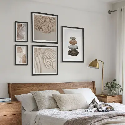 Wanddecoratie met abstracte compositie in pastelkleurige vormen