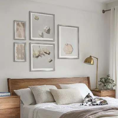 Wanddecoratie compositie met subtiele boho-texturen in natuurlijke stijl