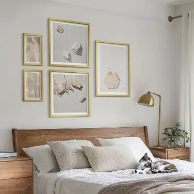 Wanddecoratie compositie met subtiele boho-texturen in natuurlijke stijl
