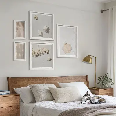 Wanddecoratie compositie met subtiele boho-texturen in natuurlijke stijl