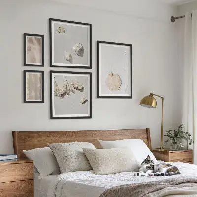 Wanddecoratie compositie met subtiele boho-texturen in natuurlijke stijl