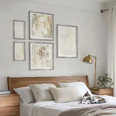 Wanddecoratie met compositie in heldere textuurverf