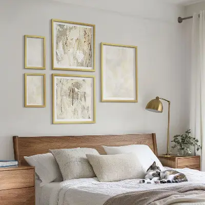 Wanddecoratie met compositie in heldere textuurverf