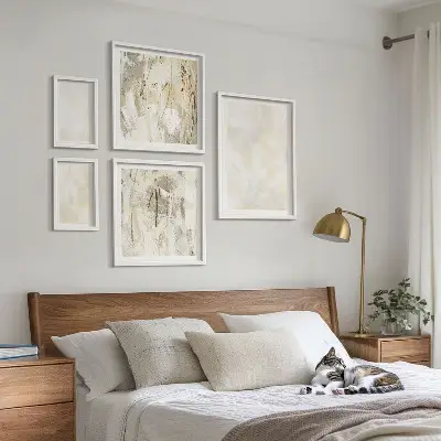 Wanddecoratie met compositie in heldere textuurverf