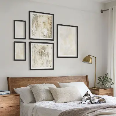 Wanddecoratie met compositie in heldere textuurverf