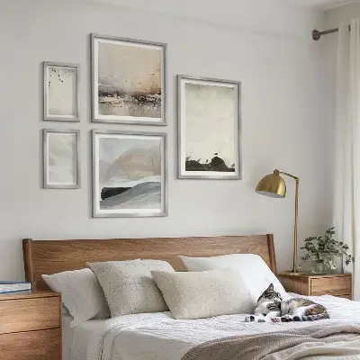 Wanddecoratie compositie met vogels, rotsen en penseelstreken als versiering