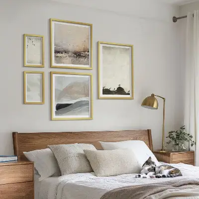 Wanddecoratie compositie met vogels, rotsen en penseelstreken als versiering