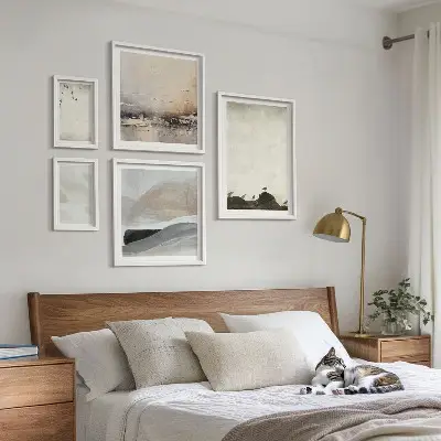 Wanddecoratie compositie met vogels, rotsen en penseelstreken als versiering