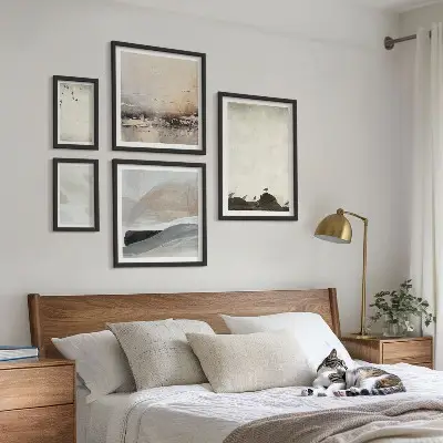 Wanddecoratie compositie met vogels, rotsen en penseelstreken als versiering