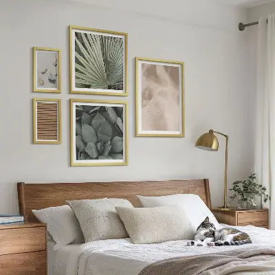 Wanddecoratie compositie met stenen, hout, stoffen en texturen