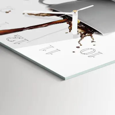 Vierkante glazen wandklok Een kopje koffie