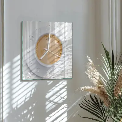 Vierkante glazen wandklok Een kopje koffie