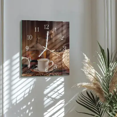 Vierkante glazen wandklok Een kopje koffie