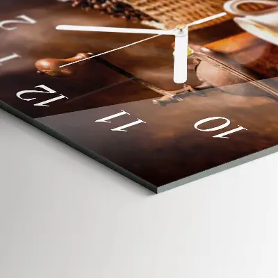 Vierkante glazen wandklok Een kopje koffie