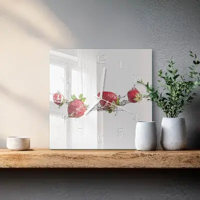 Vierkante glas klok Aardbeien in water