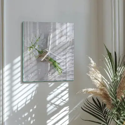 Vierkante glazen wandklok Een boeket bloemen