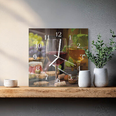 Vierkante glazen wandklok Een glas wijn