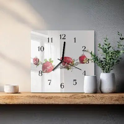 Vierkante glazen wandklok Aardbeien in water