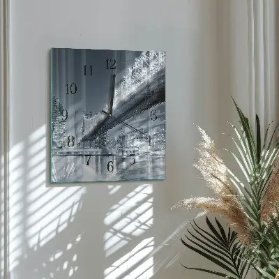 Vierkante glazen klok Brug
