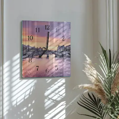 Vierkante glazen klok Een stad aan de rivier