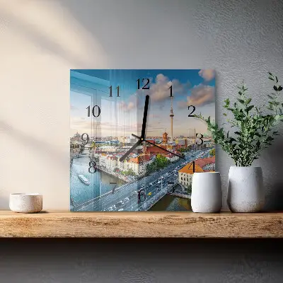 Vierkante glazen klok Een rivier in de stad
