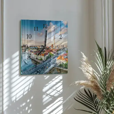 Vierkante glazen klok Een rivier in de stad