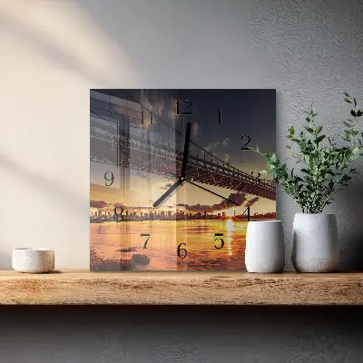 Vierkante glazen klok Rivierbrug