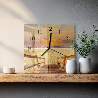 Vierkante glazen klok Brug op het strand